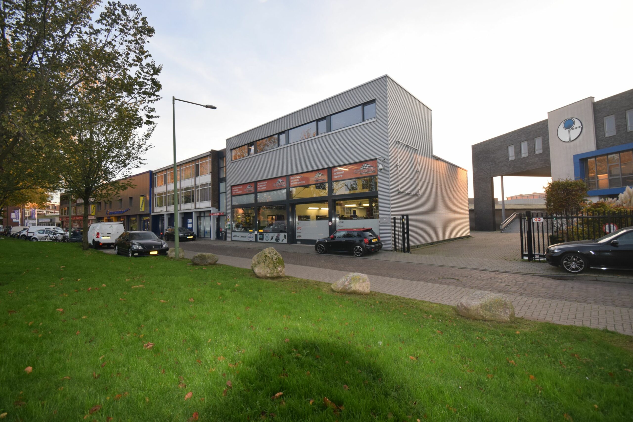 Hoogendijk Full Service Car Center pand in Vlaardingen